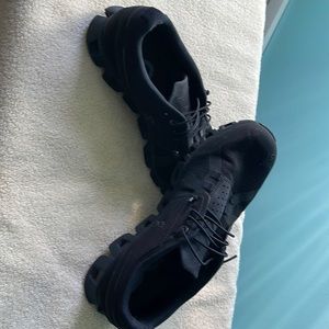 On Cloud all black women’s size 9 sneakers